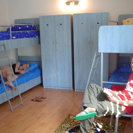 Rolling Stone Hostel Брашов Номер фото