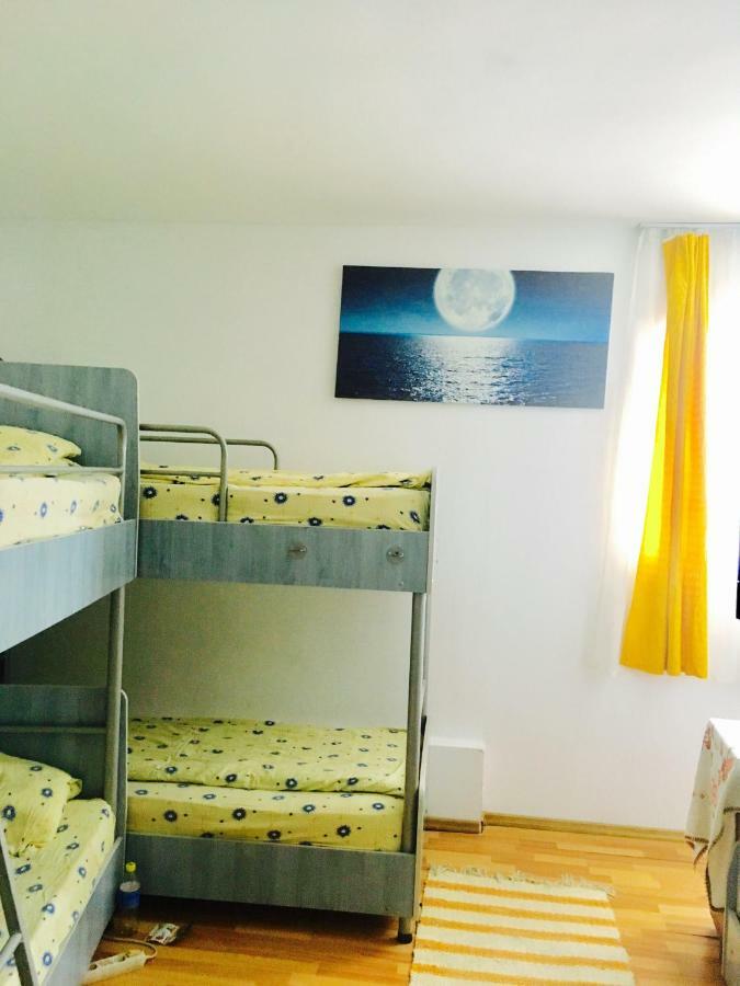 Rolling Stone Hostel Брашов Екстер'єр фото