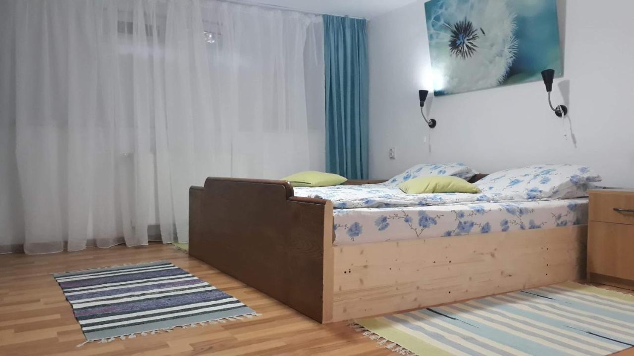 Rolling Stone Hostel Брашов Екстер'єр фото
